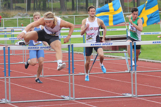 14.64 på 110 m häck var en av sju grensegrar för Fredrik Samuelsson. Foto: Jonas Hedman